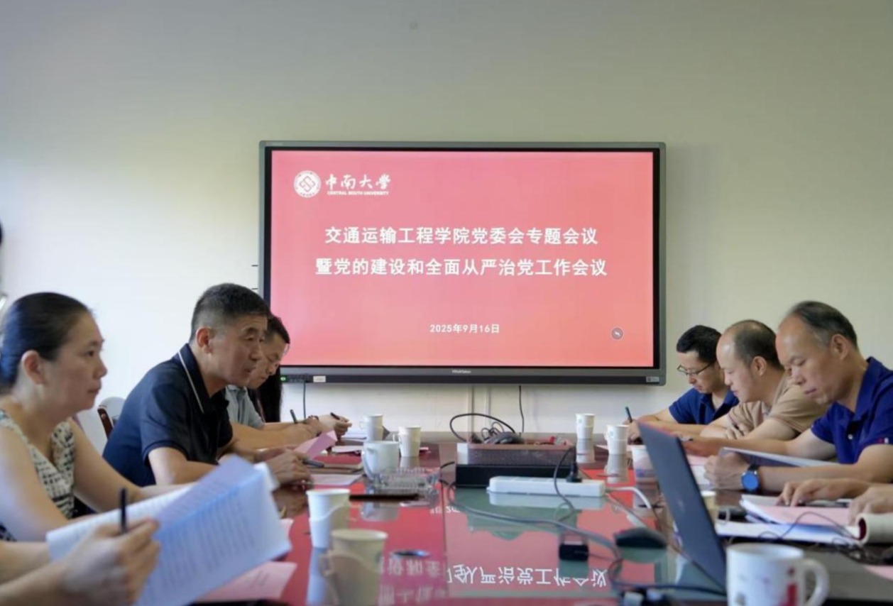 一群人围坐在桌子边AI 生成的内容可能不正确。